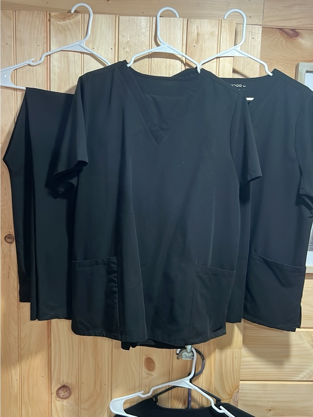 Women's Black Short-Sleeve V-Neck Tee with Front Pockets scrub sets 3
